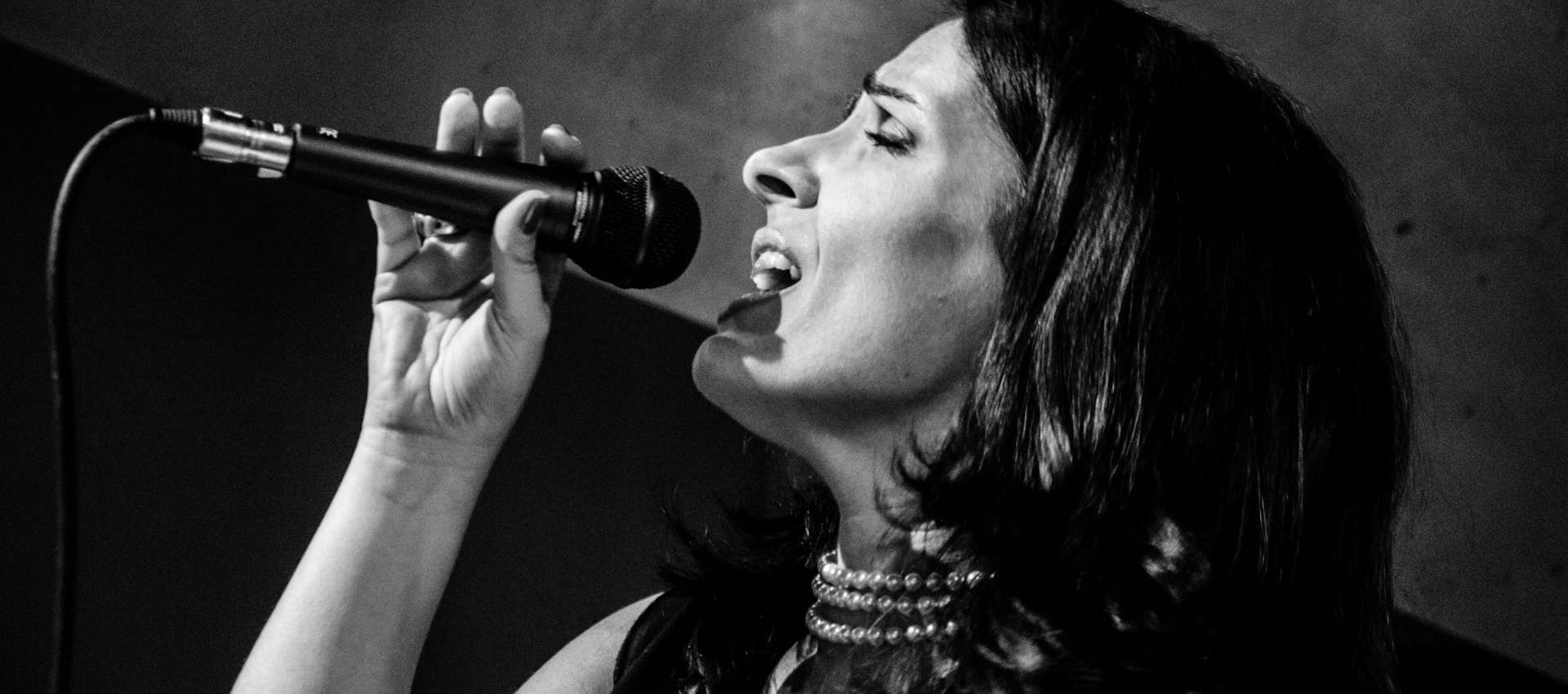 Foto di scena di Patrizia Depau durante un concerto