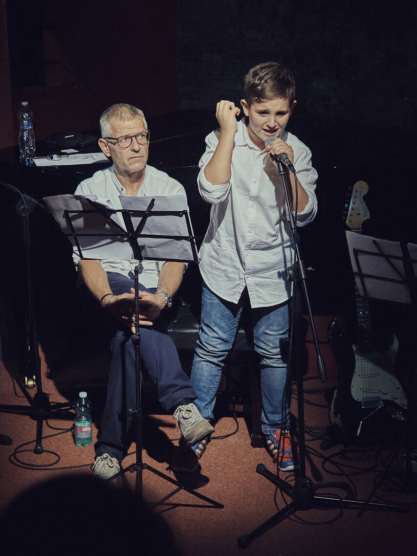 Foto di scena del reading del romanzo La formica sghemba di Paolo Romano