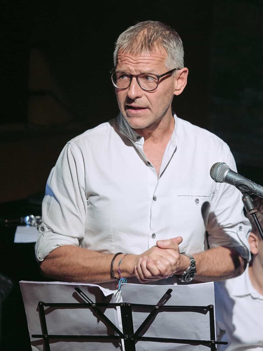 Foto di scena del reading del romanzo La formica sghemba di Paolo Romano