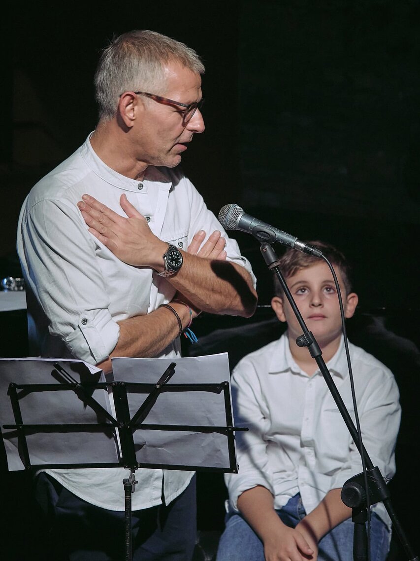 Foto di scena del reading del romanzo La formica sghemba di Paolo Romano