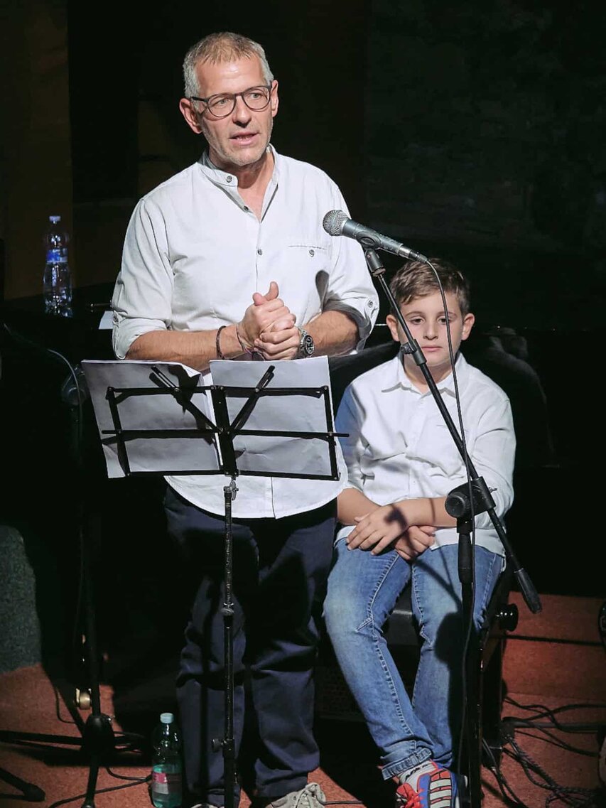 Foto di scena del reading del romanzo La formica sghemba di Paolo Romano