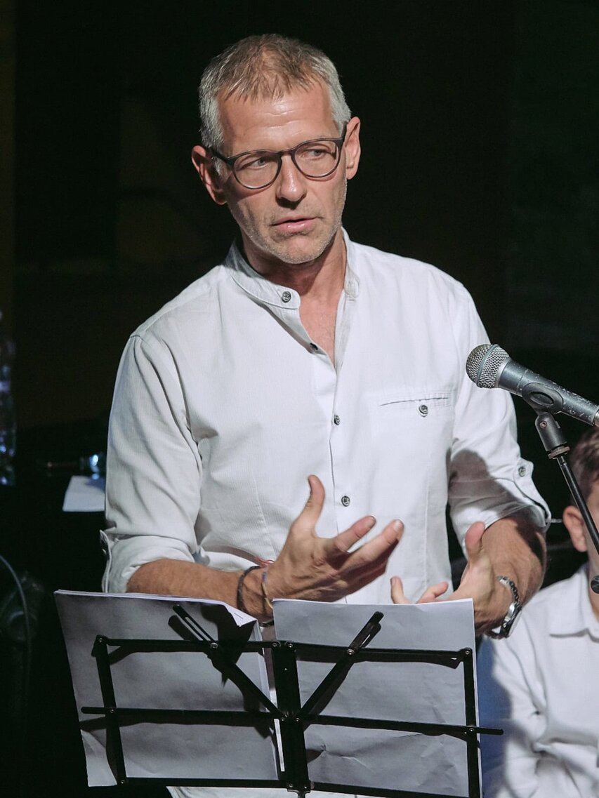 Foto di scena del reading del romanzo La formica sghemba di Paolo Romano