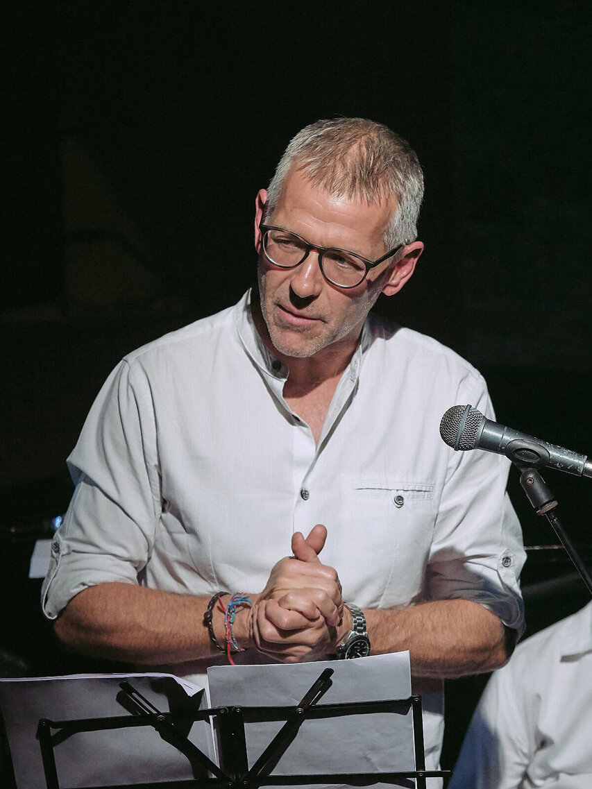 Foto di scena del reading del romanzo La formica sghemba di Paolo Romano