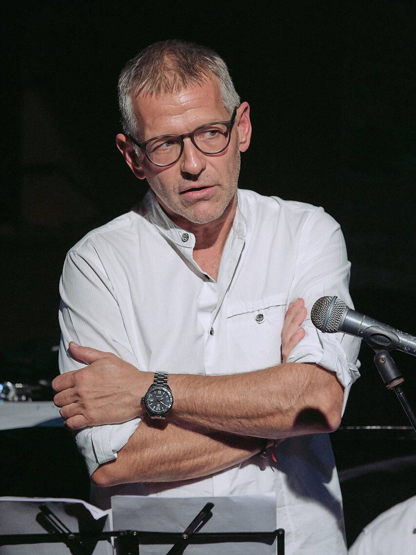Foto di scena del reading del romanzo La formica sghemba di Paolo Romano