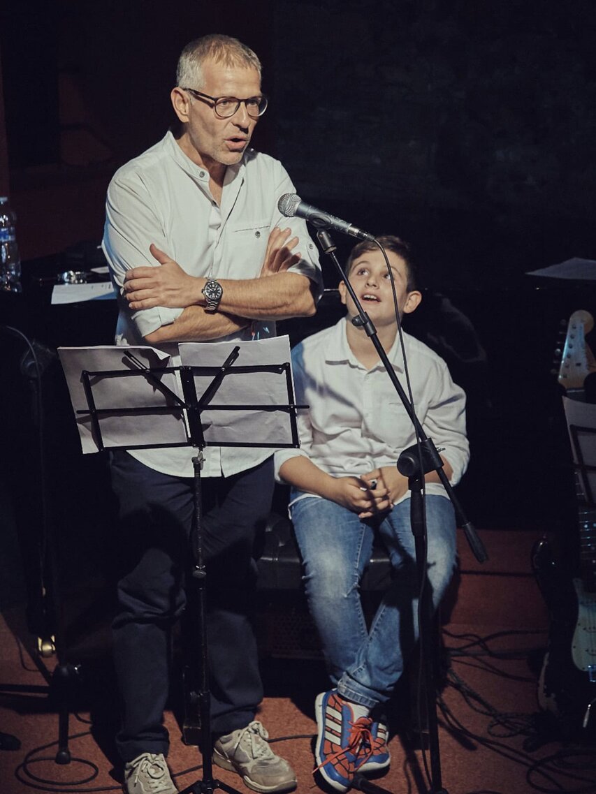 Foto di scena del reading del romanzo La formica sghemba di Paolo Romano