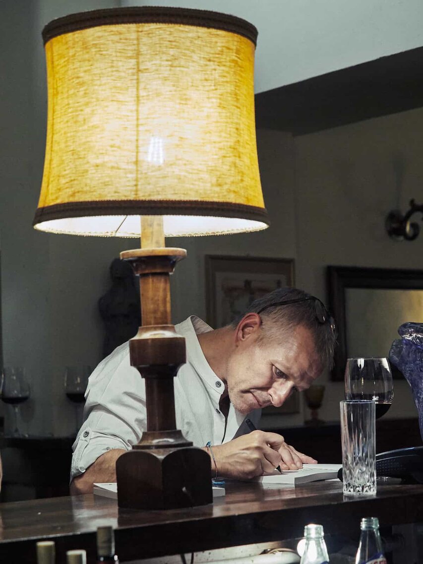 Foto di scena del reading del romanzo La formica sghemba di Paolo Romano
